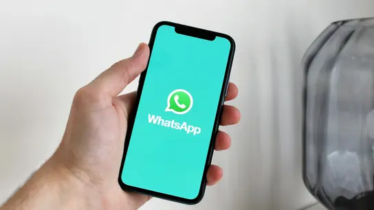 Imagen de archivo de un teléfono móvil con el icono de WhatsApp. Imagen de archivo de un teléfono móvil con el icono de WhatsApp.