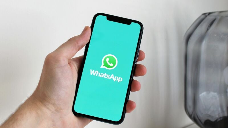 Imagen de archivo de un teléfono móvil con el icono de WhatsApp.