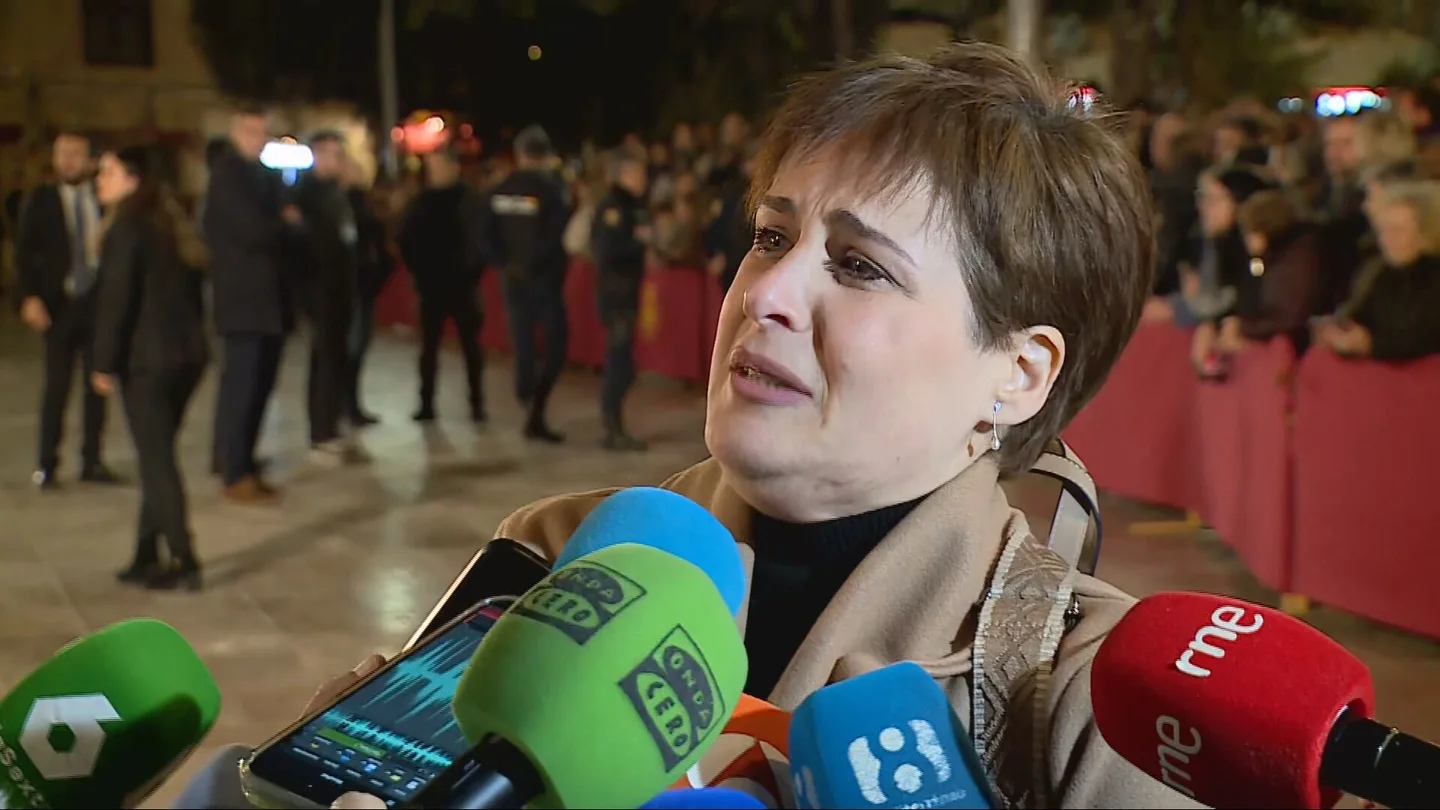 La hija de una víctima de la DANA abandona el funeral porque no quería compartir espacio con políticos: "Nos dejaron ahogándonos" La hija de una víctima de la DANA abandona el funeral porque no quería compartir espacio con políticos: "Nos dejaron ahogándonos"