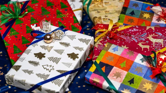 Varios regalos envueltos con papel navideño. Varios regalos envueltos con papel navideño.