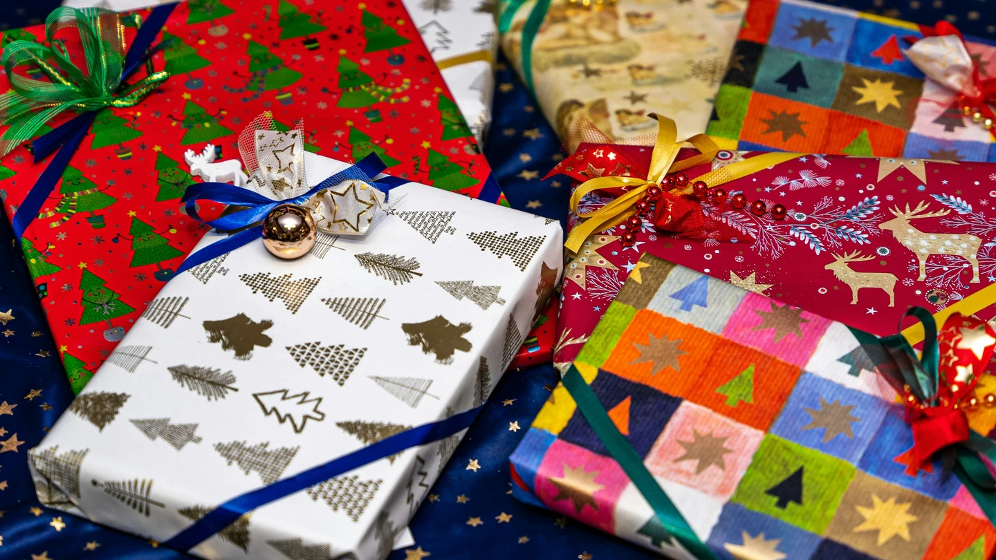 Varios regalos envueltos con papel navideño. Varios regalos envueltos con papel navideño.