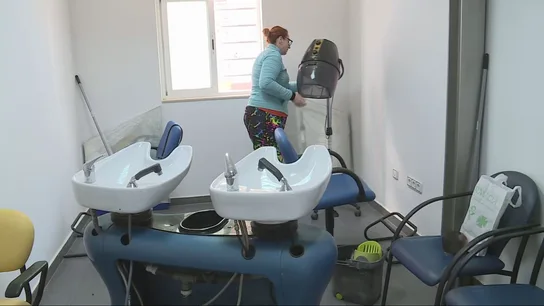 El mercado de Benetússer se reinventa para ayudar a los comercios locales que lo perdieron todo en la DANA Peluquería en el mercado de Benetússer