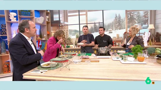 El veredicto de Juande Colmenero y Tania Sánchez del plato de Iñaki López y Cristina Pardo: “Los guisantes, un poco duros” Los presentadores de Más Vale Tarde han elaborado unas alubias con almejas en salsa verde junto con el chef Carlos Maldonado. ¿Habrán conseguido aprobar con nota? Descúbrelo en el vídeo principal.