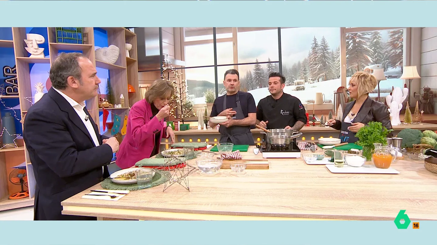 El veredicto de Juande Colmenero y Tania Sánchez del plato de Iñaki López y Cristina Pardo: “Los guisantes, un poco duros” Los presentadores de Más Vale Tarde han elaborado unas alubias con almejas en salsa verde junto con el chef Carlos Maldonado. ¿Habrán conseguido aprobar con nota? Descúbrelo en el vídeo principal.