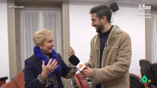 Isma Juárez 'colecciona noes' en un acto de la Transición: "He encontrado más moderación en el viejo PP que en el viejo PSOE" Isma Juárez asiste a la presentación de un libro sobre la Transición, donde consigue hablar con la exdiputada del PP Carmen Quintanilla, mientras que Alfonso Guerra no responde a sus preguntas. Las reacciones del reportero, en este vídeo.