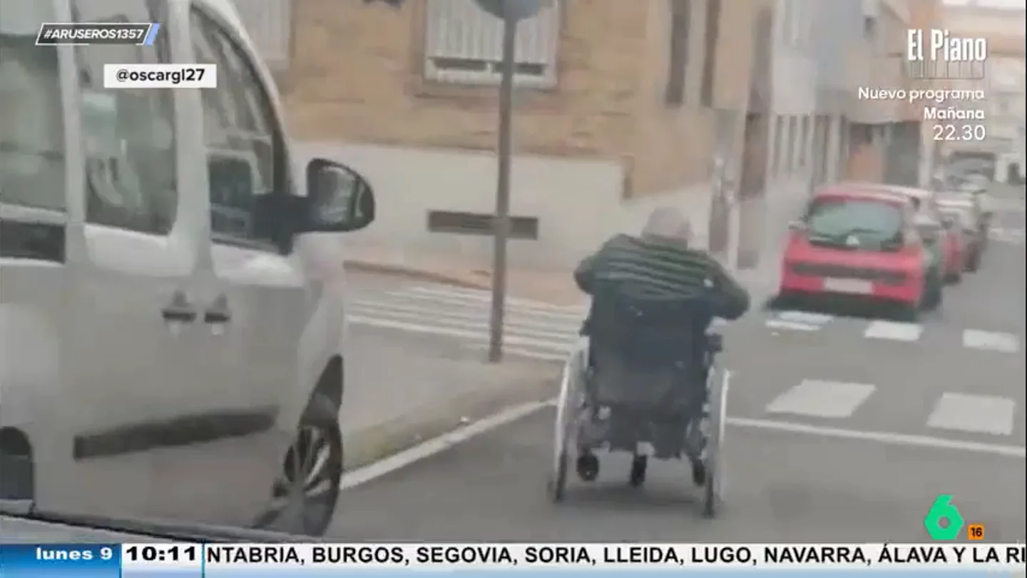 Un anciano se viraliza por la velocidad a la que conduce su silla de ruedas por las calles de Badajoz Un anciano se viraliza por la velocidad a la que conduce su silla de ruedas por las calles de Badajoz