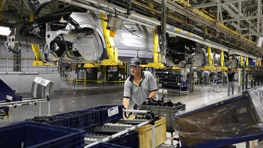 Un trabajador en la planta de Stellantis, a 14 de octubre de 2022, en Zaragoza, Aragón (España). Un trabajador en la planta de Stellantis, a 14 de octubre de 2022, en Zaragoza, Aragón (España).