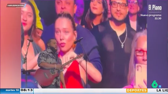 Ester Expósito dibuja un corazón a Romeo Santos en plena canción: "El concierto de mi vida" Ester Expósito dibuja un corazón a Romeo Santos en plena canción: "El concierto de mi vida"