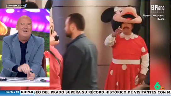 Alfonso Arús, al Aruser@ que ha mandado un vídeo de la viral 'Minnie Mouse' fumadora de Las Vegas: "Nos das la vida" Alfonso Arús, al Aruser@ que ha mandado un vídeo de la viral 'Minnie Mouse' fumadora de Las Vegas: "Nos das la vida"