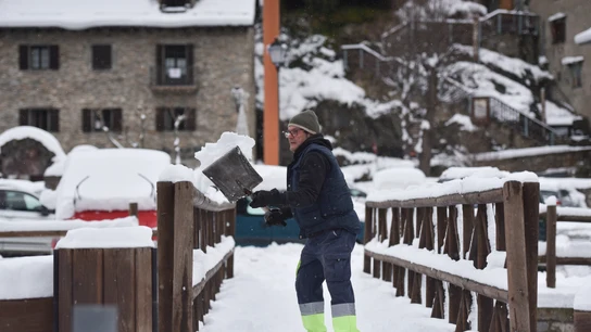 Labores de retirada de la nieve acumulada en carreteras y coches en Formigal tras la llegada de un temporal que traslada una masa de aire ártico a la Península Ibérica, a 9 de diciembre de 2024, en Huesca, Aragón (España). Labores de retirada de la nieve acumulada en carreteras y coches en Formigal tras la llegada de un temporal que traslada una masa de aire ártico a la Península Ibérica, a 9 de diciembre de 2024, en Huesca, Aragón (España).
