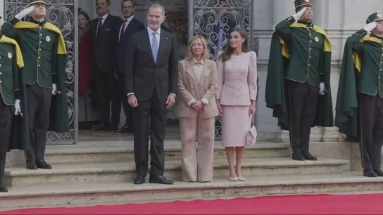 El Gobierno condecora a Giorgia Meloni con la medalla de la Orden de Isabel la Católica Posado oficial de los reyes con la primera ministra italiana