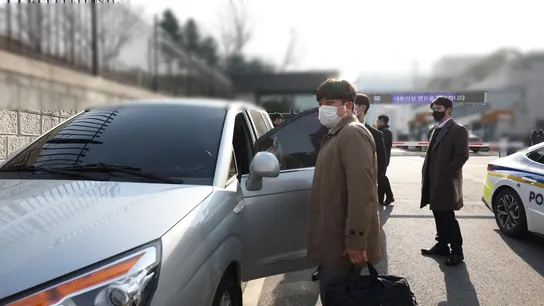Investigadores de la Policía coreana esperan para entrar en la oficina presidencial para incautar materiales en Seúl Investigadores de la Policía coreana esperan para entrar en la oficina presidencial para incautar materiales en Seúl