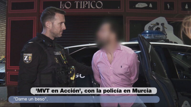 "Dame un beso": así reacciona un hombre tras ser detenido por la Policía en Murcia