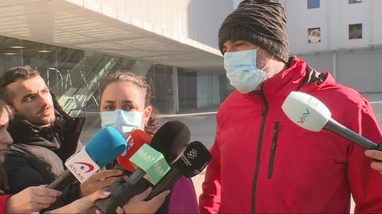 Los padres de uno de los menores agredidos en Vigo denuncian que su hijo "recibe amenazas de 200 teléfonos" y que los agresores siguen en libertad Los padres de uno de los menores agredidos en Vigo denuncian que su hijo "recibe amenazas de 200 teléfonos" y que los agresores siguen en libertad