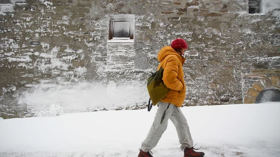 Una persona pasea por la nieve en Pedrafita do Cebreiro, Lugo, Galicia. Una persona pasea por la nieve en Pedrafita do Cebreiro, Lugo, Galicia.