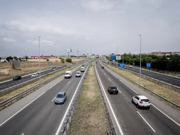 Coches por una autovía Coches por una autovía