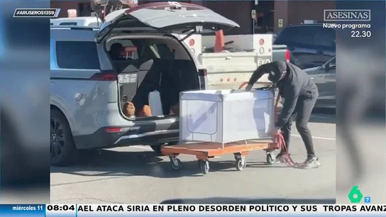 La curiosa técnica de un padre para poder vigilar a sus trillizos mientras hace la compra La curiosa técnica de un padre para poder vigilar a sus trillizos mientras hace la compra