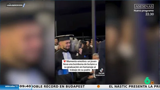 Un joven lleva una bombona de butano a su graduación en homenaje al trabajo de su padre Un joven lleva una bombona de butano a su graduación en homenaje al trabajo de su padre