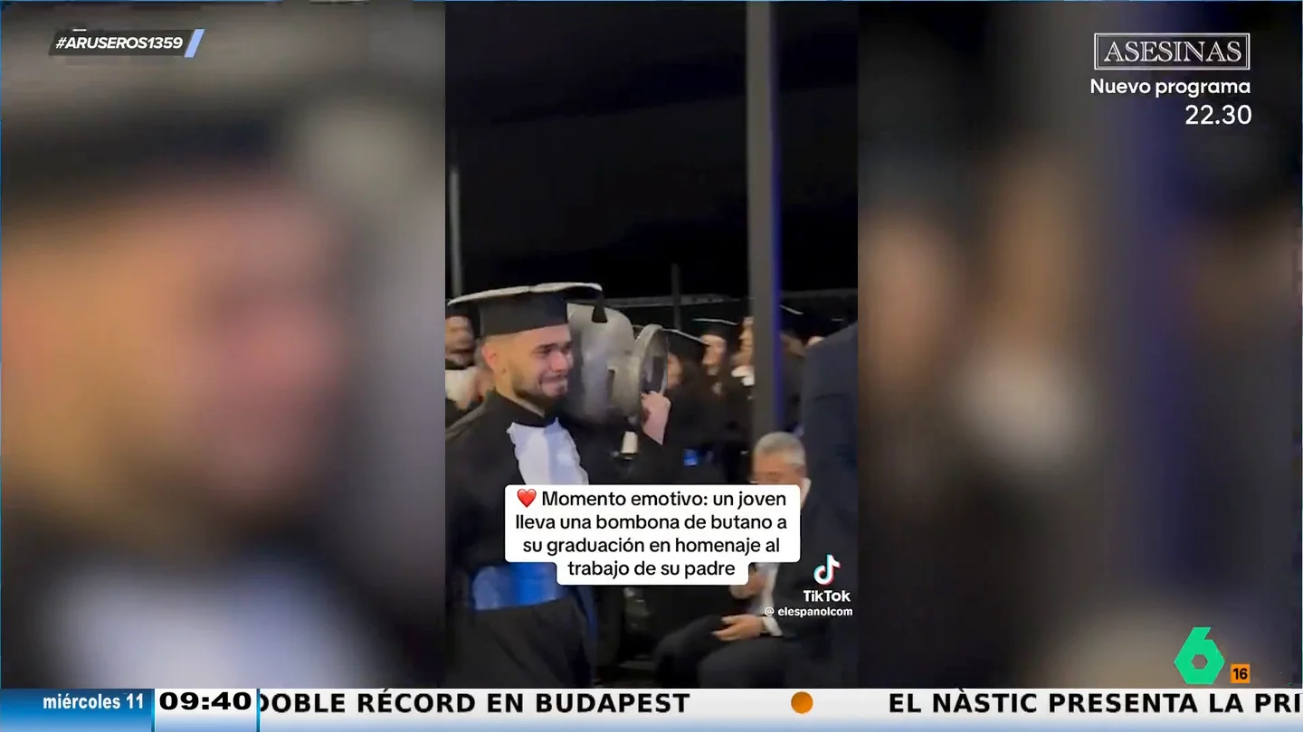 Un joven lleva una bombona de butano a su graduación en homenaje al trabajo de su padre Un joven lleva una bombona de butano a su graduación en homenaje al trabajo de su padre