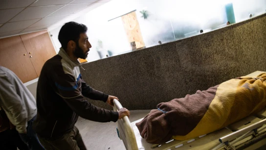 Un hombre traslada un cuerpo en el Hospital Al-Mujtahid, en Damasco (Siria), el 10 de diciembre de 2024 Un hombre traslada un cuerpo en el Hospital Al-Mujtahid, en Damasco (Siria), el 10 de diciembre de 2024