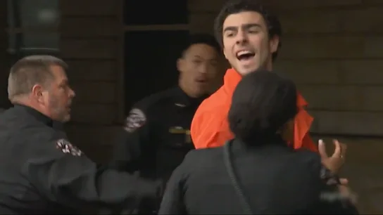 Luigi Mangione, presunto asesino del CEO de United Healthcare, declara ante un juez de Pensilvania Luigi Mangione a la entrada del juzgado