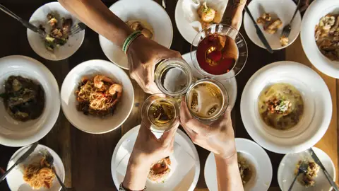 Una cena o comida de celebración. Una cena o comida de celebración.