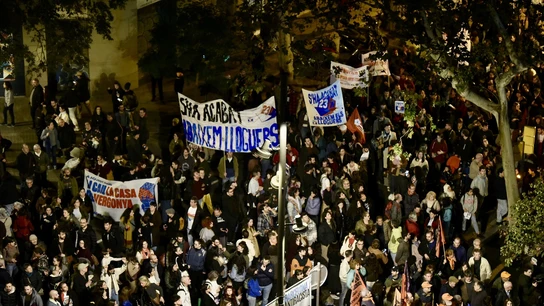 Cientos de personas durante la manifestación por el derecho a la vivienda en Barcelona, el pasado mes de noviembre. Cientos de personas durante la manifestación por el derecho a la vivienda en Barcelona, el pasado mes de noviembre.
