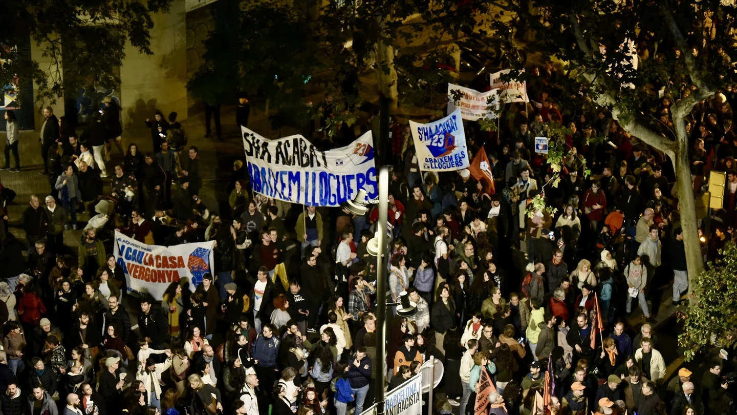 Cientos de personas durante la manifestación por el derecho a la vivienda en Barcelona, el pasado mes de noviembre. Cientos de personas durante la manifestación por el derecho a la vivienda en Barcelona, el pasado mes de noviembre.