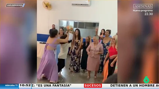 El bonito gesto de un niño al coger el ramo que lanza la novia para entregárselo a su hermana El bonito gesto de un niño al coger el ramo que lanza la novia para entregárselo a su hermana