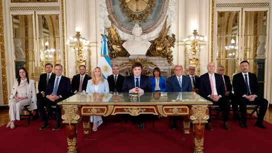 Javier Milei posa acompañado por los integrantes de su gabinete. Javier Milei posa acompañado por los integrantes de su gabinete.