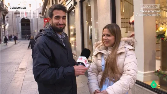 El 'enfado' de una chica con Wyoming: "Mi padre me hace leer todos sus libros, a veces pienso que es un castigo" María ha contando a Isma Juárez que se ha propuesto hacer más deporte en 2025. Para que comience ya a cumplirlo, el reportero le da una comba y la reta a hacer 25 saltos seguidos.