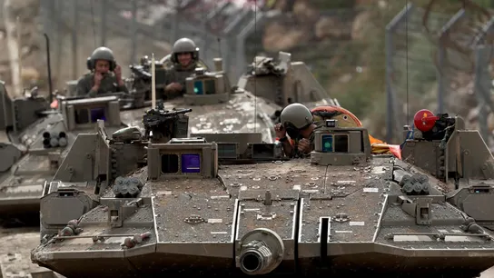 Las tropas israelíes se desplazan dentro de la zona de amortiguación entre Israel y Siria, cerca de la aldea drusa de Majdal Shams Las tropas israelíes se desplazan dentro de la zona de amortiguación entre Israel y Siria, cerca de la aldea drusa de Majdal Shams