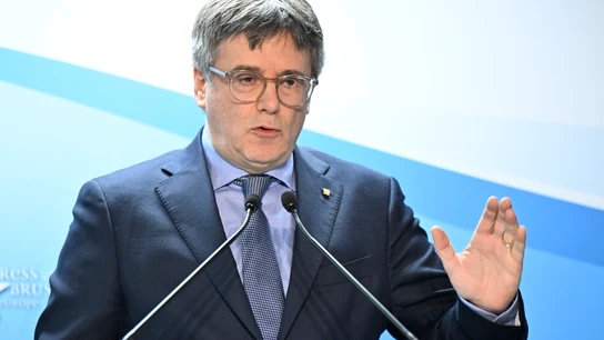 Junts examina en Bruselas el cumplimiento del acuerdo con el PSOE un año después El presidente de Junts, Carles Puigdemont, ofrece declaraciones a los medios de comunicación tras la reunión de la Ejecutiva permanente de Junts, en el Press Club Brussels Europe, a 9 de diciembre de 2024, en Bruselas (Bélgica). Junts se ha reunido para realizar un balance sobre el cumplimiento del acuerdo alcanzado entre la formación y el PSOE para la investidura de Sánchez como presidente del Gobierno, un año después de su firma el pasado 9 de noviembre de 2023. Además, el encuentro se prod...