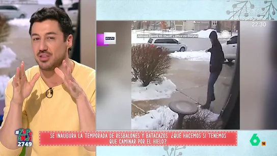 ¿Qué tenemos que hacer si debemos caminar por el hielo? Estos son los consejos de Francisco Cacho El meteorólogo explica que hay que intentar andar por el centro de la calle o evitar el calzado con la suela muy lisa. No te pierdas sus consejos en el vídeo principal.