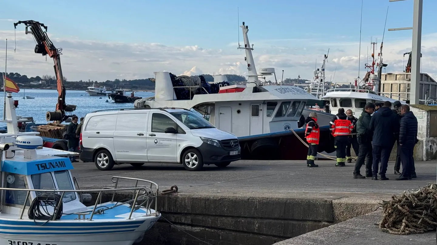 La embarcación, que se hundió cerca de la costa, es el Hermanos Rey, auxiliar de un barco bateeiro. La embarcación, que se hundió cerca de la costa, es el Hermanos Rey, auxiliar de un barco bateeiro.