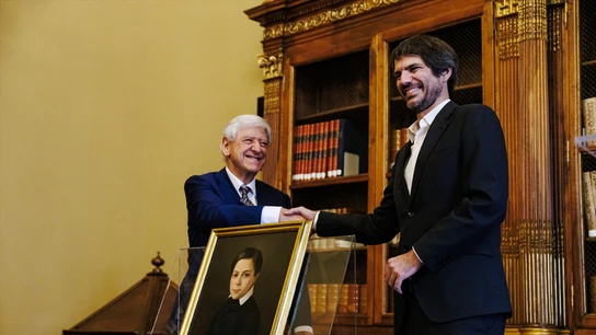 El ministro de Cultura, Ernest Urtasun, y el presidente de la Fundación Giner de los Ríos, José garcía Velasco, durante el acto de devolución de bienes incautados por el franquismo, en la Biblioteca Nacional de España, a 12 de diciembre de 2024, en Madrid (España). El ministro de Cultura, Ernest Urtasun, y el presidente de la Fundación Giner de los Ríos, José garcía Velasco, durante el acto de devolución de bienes incautados por el franquismo, en la Biblioteca Nacional de España, a 12 de diciembre de 2024, en Madrid (España).