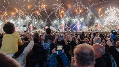 Espectáculo de fuegos artificiales la noche de fin de año en Madeira. Espectáculo de fuegos artificiales la noche de fin de año en Madeira.