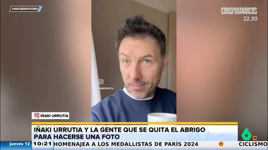 Iñaki Urrutia, a la gente que se quita el abrigo para hacerse fotos: "Llevas 45, ¿qué es una sesión de Naomi Campbell?" Iñaki Urrutia, a la gente que se quita el abrigo para hacerse fotos: "Llevas 45, ¿qué es una sesión de Naomi Campbell?"