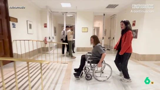 Francina Armengol acepta el reto de Inés Rodríguez en el Congreso de los Diputados: subir una rampa en silla de ruedas La reportera más inusual visita el Congreso acompañada de su presidenta para comprobar si este es accesible. Armengol le muestra algunas estancias del Congreso como, por ejemplo, la 'Sala de los pasos perdidos' o el pasillo de los presidentes.