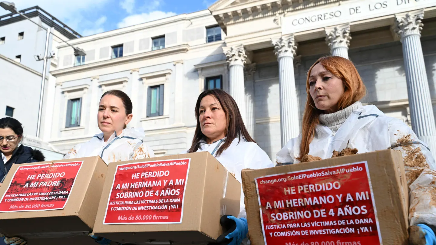 Familiares de fallecidos en la dana entregan este jueves en el Congreso de los Diputados más de 65.000 firmas recogidas en las últimas dos semanas pidiendo justicia para las víctimas y que se abra una comisión de investigación por la gestión de la catástrofe. Familiares de fallecidos en la dana entregan este jueves en el Congreso de los Diputados más de 65.000 firmas recogidas en las últimas dos semanas pidiendo justicia para las víctimas y que se abra una comisión de investigación por la gestión de la catástrofe.