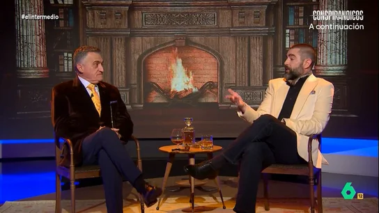 Dani Mateo, tras oír que Bárbara Rey podría haberse quedado embarazada del emérito Dani Mateo y Wyoming se convierten en 'Los Aristorrancios' y en este vídeo analizan las últimas noticias sobre el romance del rey Juan Carlos y Bárbara Rey, que en una entrevista asegura que podría haberse quedado embarazada si hubiera querido.