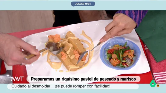 Un clásico para triunfar en las cenas de Navidad: así se cocina el pastel de pescado y marisco de Carlos Maldonado En una nueva 'masterclass' de cocina, el chef con estrella Michelin Carlos Maldonado prepara un espectacular pastel de merluza y gambón ideal como entrante en las cenas de Navidad. En este vídeo, la receta paso a paso.