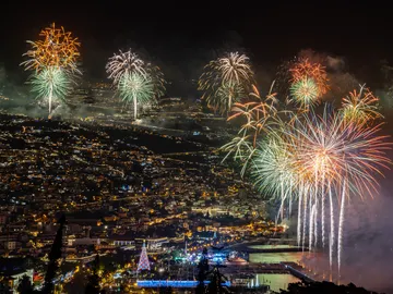 Espectáculo de fuegos artificiales la noche de fin de año en Madeira. Espectáculo de fuegos artificiales la noche de fin de año en Madeira.