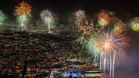 Espectáculo de fuegos artificiales la noche de fin de año en Madeira. Espectáculo de fuegos artificiales la noche de fin de año en Madeira.