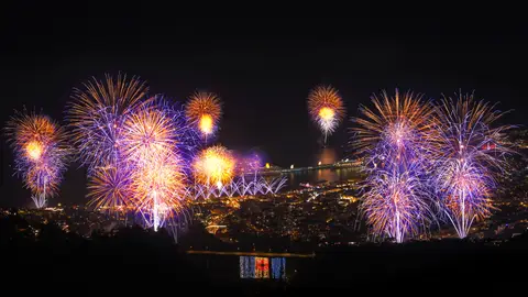 Espectáculo de fuegos artificiales la noche de fin de año en Madeira. Espectáculo de fuegos artificiales la noche de fin de año en Madeira.