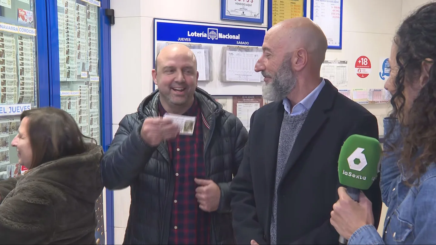 Una administración de Sant Boi de Llobregat (Barcelona) regala décimos de Lotería de Navidad a los calvos Una administración de Sant Boi de Llobregat (Barcelona) regala décimos de Lotería de Navidad a los calvos