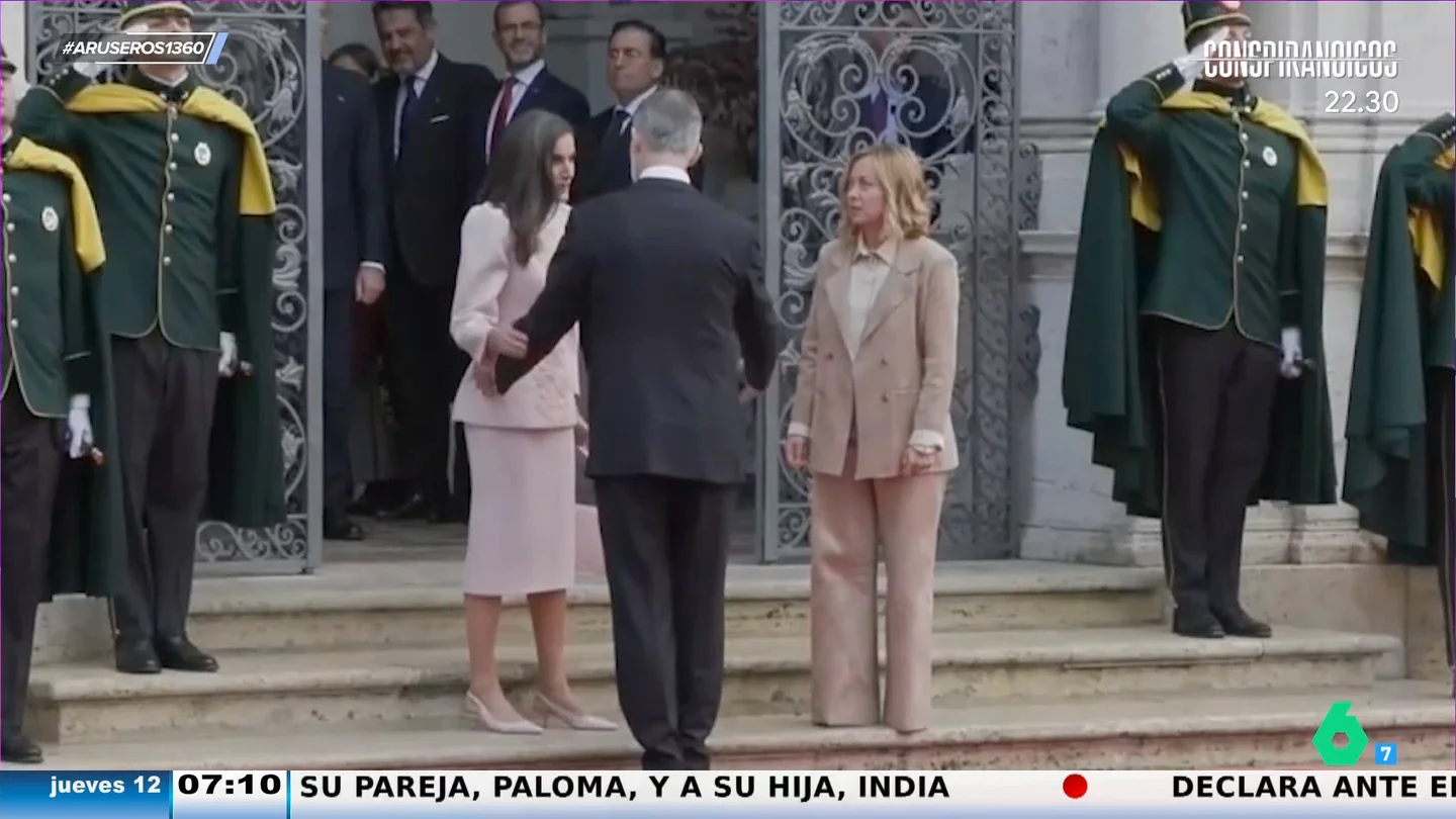 El lío viral de la reina Letizia y el rey Felipe al hacerse una foto con Giorgia Meloni en Italia El lío viral de la reina Letizia y el rey Felipe al hacerse una foto con Giorgia Meloni en Italia