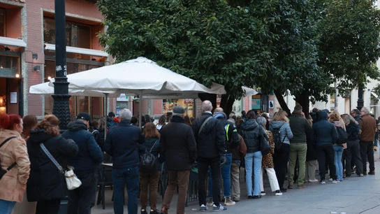 Una cola en una administración de lotería. Una cola en una administración de lotería.