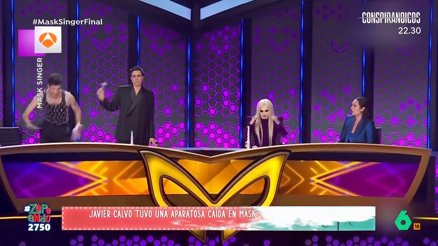 Javier Calvo sufre una aparatosa caída en la final de 'Mask Singer': "Bonito homenaje a 'Ahora Caigo'" El concurso musical de Antena 3 ha llegado a su fin dejando actuaciones espectaculares. La máscara de Mosca ha logrado ganar esta cuarta temporada mientras que Javier Calvo ha ganado los prismáticos de oro.