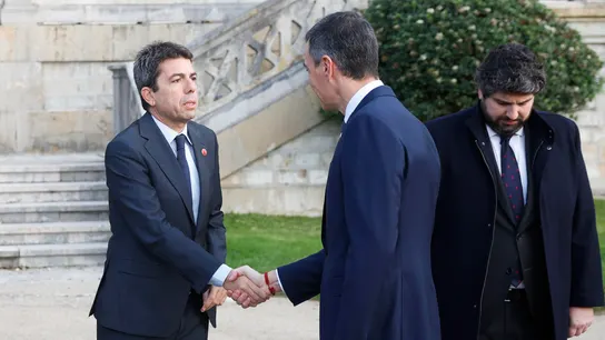 El presidente del Gobierno, Pedro Sánchez, saluda al presidente de la Generalitat Valenciana, Carlos Mazón, en presencia del presidente de Murcia, Fernando López Miras (d), a su llegada al Palacio de la Magdalena de Santander para la XXVII Conferencia de Presidentes que se celebra este viernes. El presidente del Gobierno, Pedro Sánchez, saluda al presidente de la Generalitat Valenciana, Carlos Mazón, en presencia del presidente de Murcia, Fernando López Miras (d), a su llegada al Palacio de la Magdalena de Santander para la XXVII Conferencia de Presidentes que se celebra este viernes.
